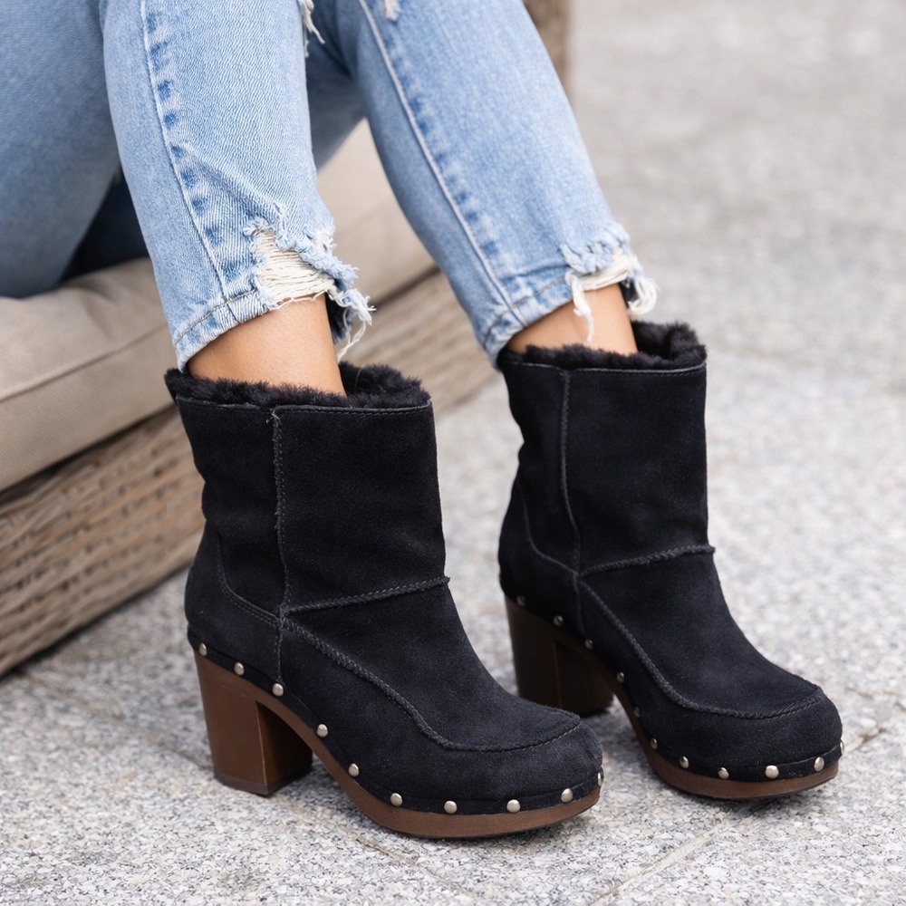 UGG New Heights Cozy Clog Ankle Boots Black Suede Studded Wood Heel 1112429 Sz 8
